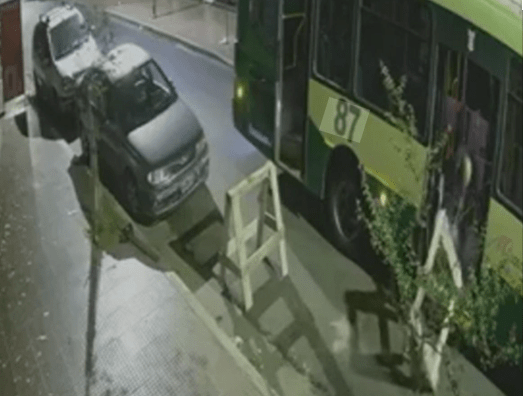 Chofer de colectivo fue captado robando un caballete durante su recorrido en Villa&nbsp;Ballester