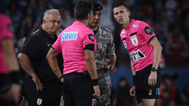 Un error tecnológico del árbitro marcó el cierre del clásico entre Peñarol y&nbsp;Nacional