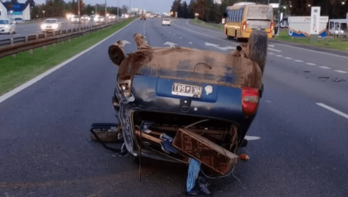 Tragedia en Panamericana: un joven falleció tras un vuelco a la altura de Pilar