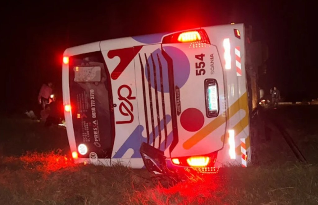 Un grave accidente de un ómnibus de larga distancia dejó decenas de personas heridas