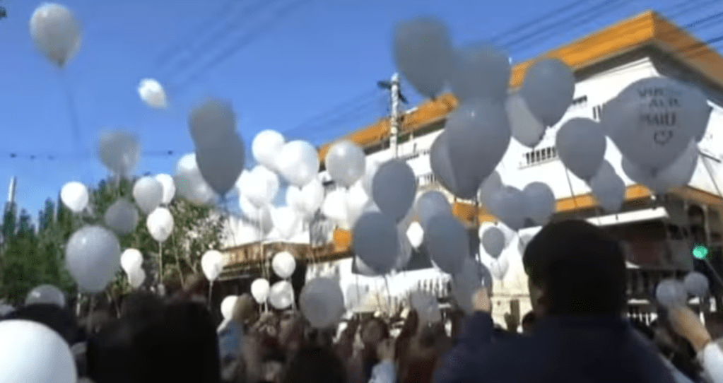 Merlo: realizaron emotivo homenaje a Maitena con una suelta de globos blancos en su&nbsp;escuela