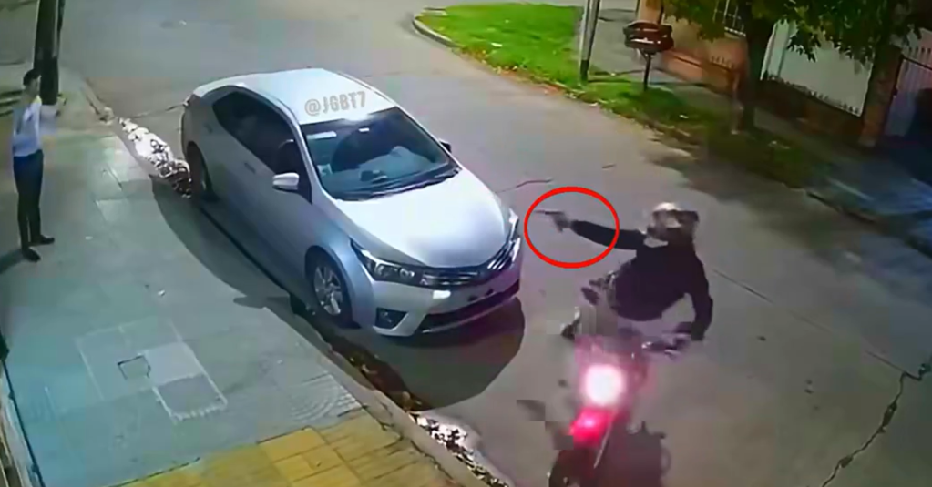 Inseguridad sin freno en Lanús: motochorros armados asaltaron a un vecino en plena&nbsp;calle