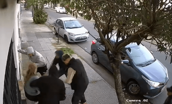 Violento robo piraña en Lanús: cinco delincuentes asaltaron a una mujer y le llevaron el auto en segundos