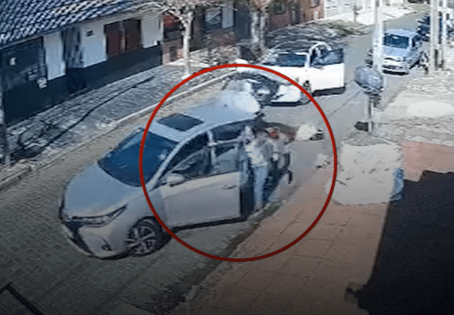 Lanús: fueron a visitar a una mujer de 90 años al geriátrico y sufrieron un violento robo de auto